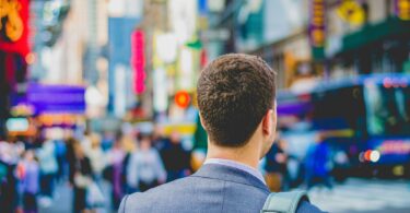 Homme en costume de travail, Unsplash