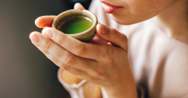 une personne buvant du matcha