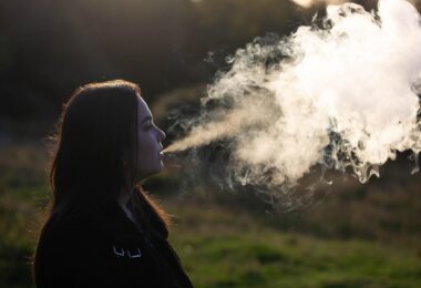 une personne qui vapote