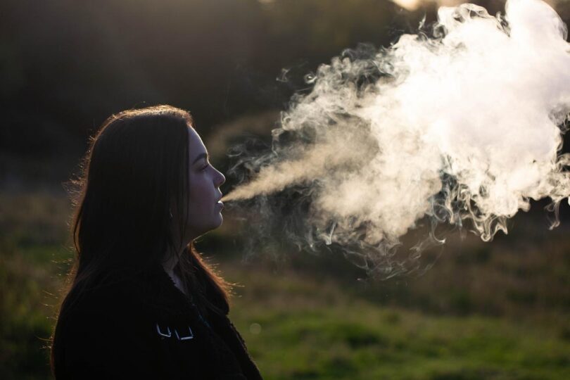 une personne qui vapote