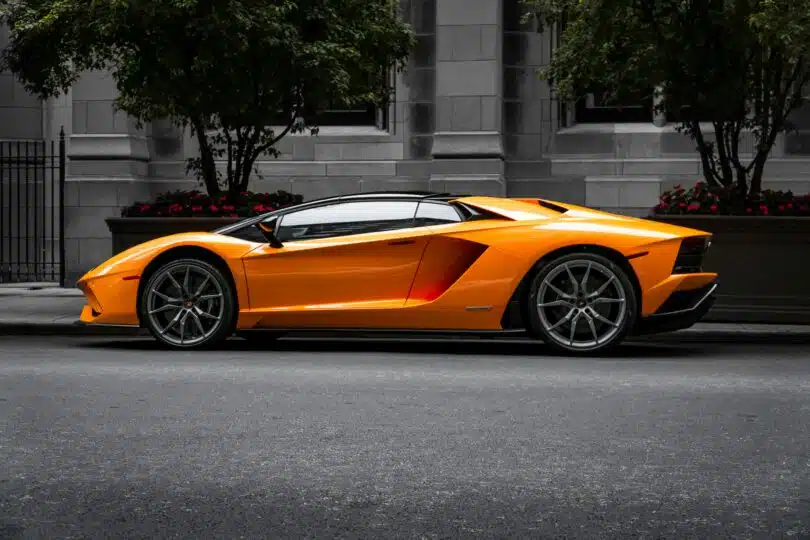 une voiture orange garée dans la rue